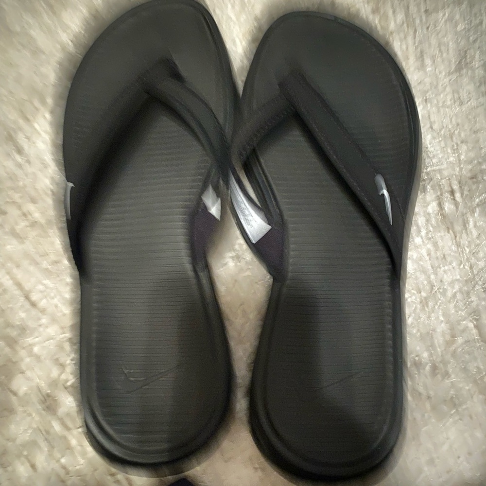 Women’s Nike flip flops